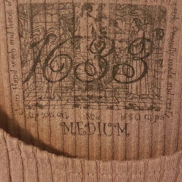 Long sleeved shirt. - Picture 2 of 3